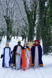 Children dressed up as carolers