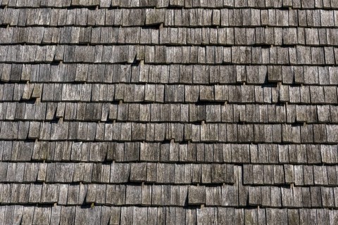 Roof with wooden shingles