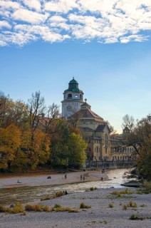 Gravel shore with Muller'sches Volksbad