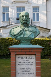 Kaiser Wilhelm Memorial in front of Villa Staudt