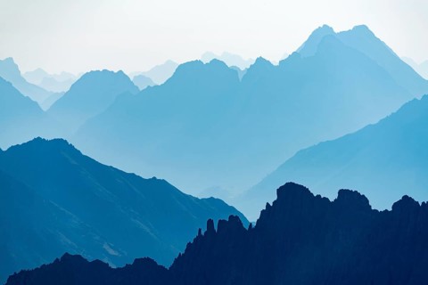 Staggered mountain peaks