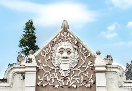 Relief of a grimace on an archway