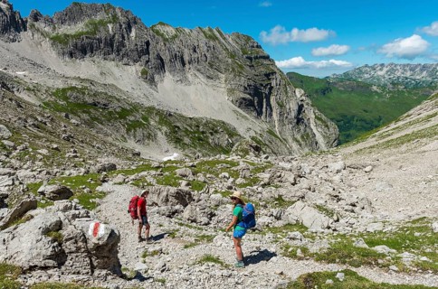Hikers on a hiking trail from the Hochvogel to Prinz Luitpold Haus