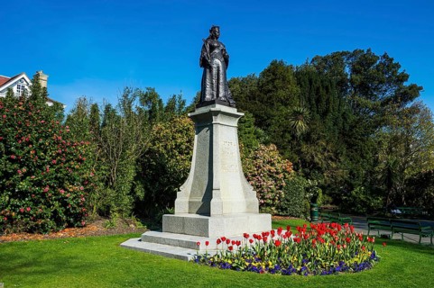 Victoria monument in the Candie gardens
