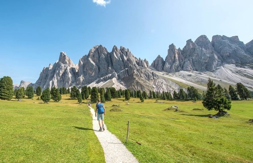 Hikers on the hiking trail near the Gschnagenhardt Alm