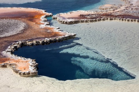Doublet pool with mineral deposits