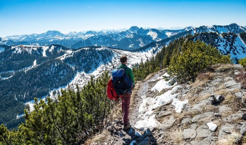 Hikers on trail to Brecherspitz