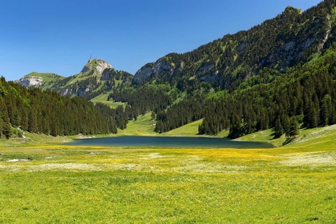 Lake Samtisersee with view of Hohe Kasten