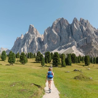 Hiker on footpath near the Gschnagenhardt Alm