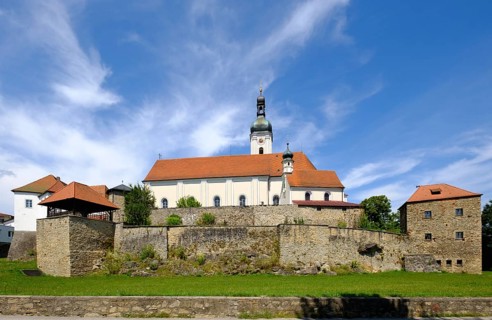 Church castle with parish church of the Assumption of the Virgin Mary