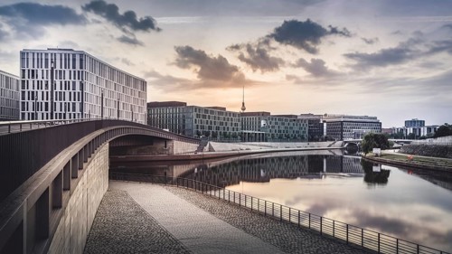 Hugo-Preuss Bridge at the government quarter