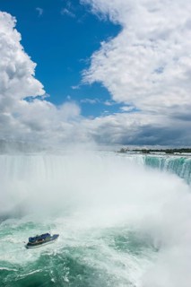 Tourist boat in the mist of the Horseshoe Falls