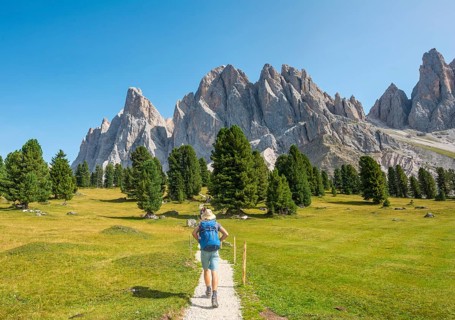 Hikers on the hiking trail near the Gschnagenhardt Alm