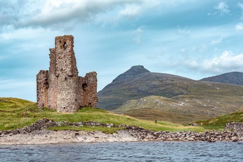Castle ruin Ardvreck Castle on a peninsula by lake Loch Assynt
