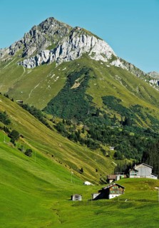 Mountain landscape with scattered settlement in the Prattigau to St. Antonien