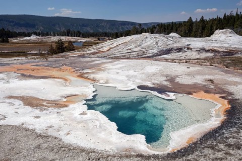 Doublet pool with mineral deposits