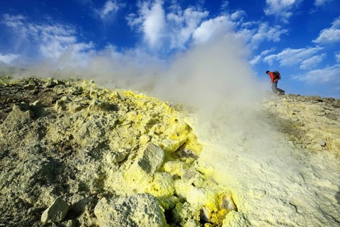 Hiker on the Gran Cratere walks through sulphur fumaroles