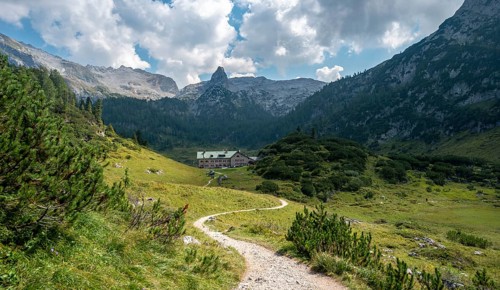 Hiking trail to the Karlingerhaus mountain hut