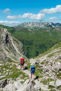 Hikers on a hiking trail from the Hochvogel to Prinz Luitpold Haus