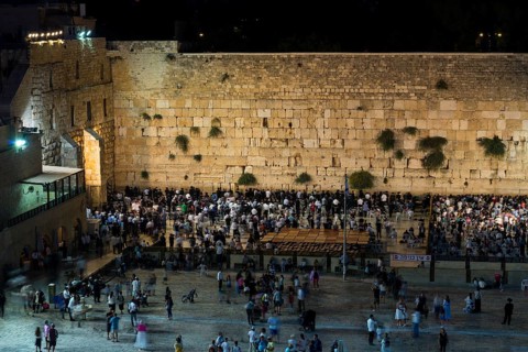 Many believers at the Wailing Wall in the evening