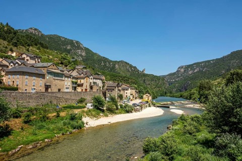 Les Vignes village and Tarn river