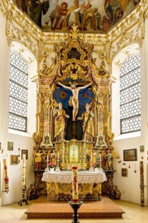 Choir with baroque high altar and Scheyern relic of the cross
