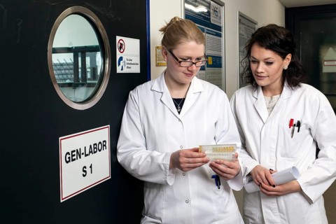 Scientists in front of Genlab at the Institute of Pharmacy and Medicinal Chemistry at the Heinrich-Heine University