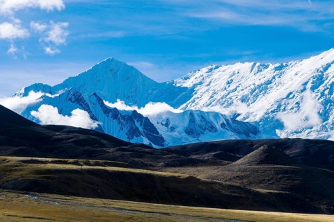 Mountain Gangapurna at the end of the Great Barrier