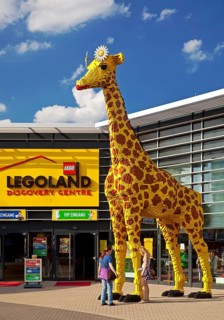 Lego-Giraffe in front of the Legoland Discovery Centre