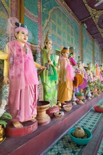Mahagiri Nats statues