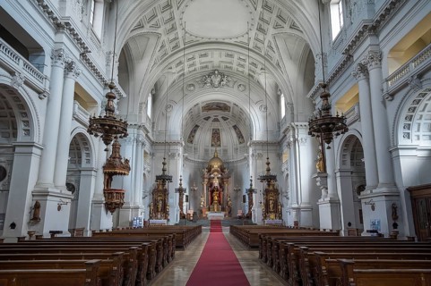 Middle nave with main altar