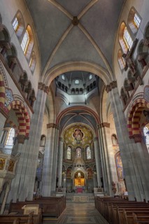 Middle nave with sanctuary