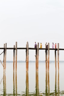 People crossing U Bein bridge
