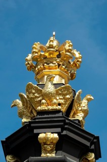 Golden Crown with eagle figures on Kronentor