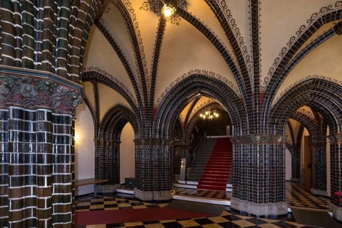 Entrance hall with glazed bricks