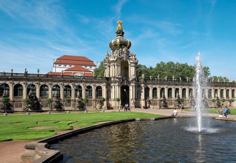 Fountain in front of kennel with Kronentor