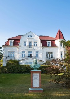 Kaiser Wilhelm Memorial in front of Villa Staudt