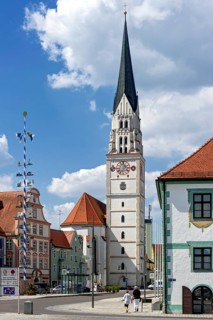 Main square mit maypole