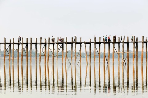 People crossing U Bein bridge