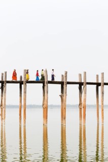 People crossing U Bein bridge