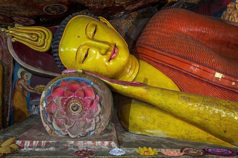 Reclining Buddha statue