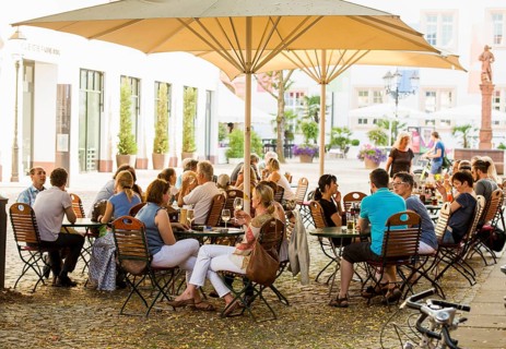 Restaurant and beer garden in front of Ettlinger Castle