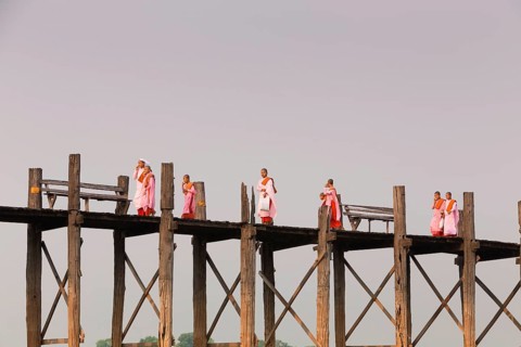 Nuns on U-Bein bridge