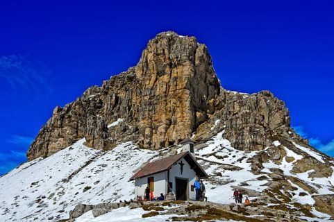 Chapel of Dreizinnenhutte in front of Sextener Stein in snow