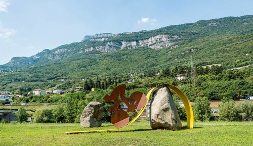 Sculpture racing cyclist bikes downhill