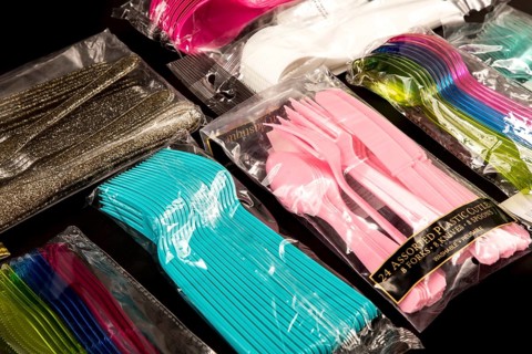 Bulk packing of plastic cutlery