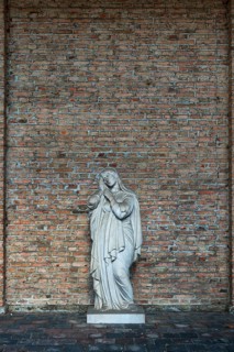 Wall at the Sudfriedhof with tomb figure