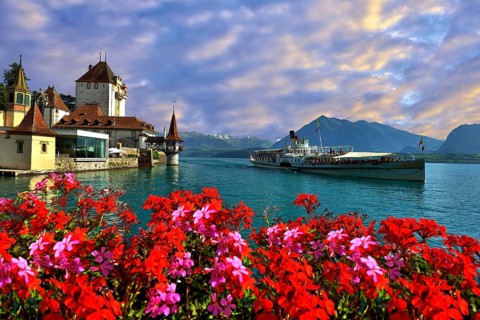 Steam boat with castle Schloss Oberhofen on the Thunersee