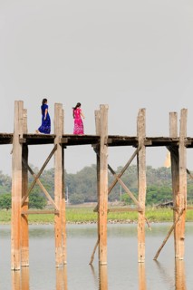 People crossing U Bein bridge