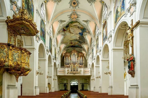 Nave with pulpit and organ